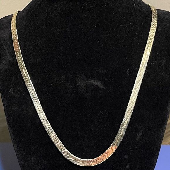 Beautiful gold platted herringbone necklace. - Picture 1 of 3